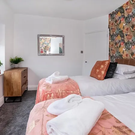 Stylish Hot Tub House With Free Parking! * York