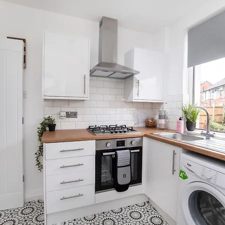 Stylish Hot Tub House With Free Parking!