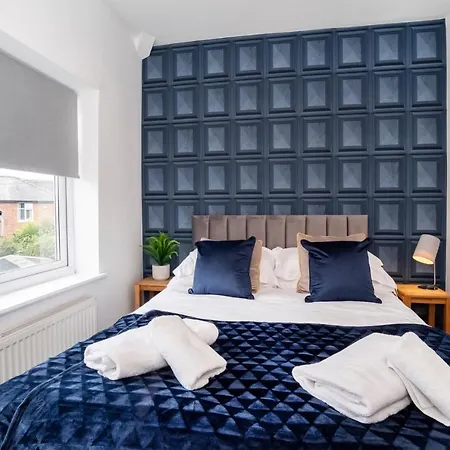 Semesterbostad Stylish Hot Tub House With Free Parking! *