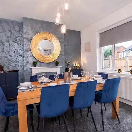 Semesterbostad Stylish Hot Tub House With Free Parking! *