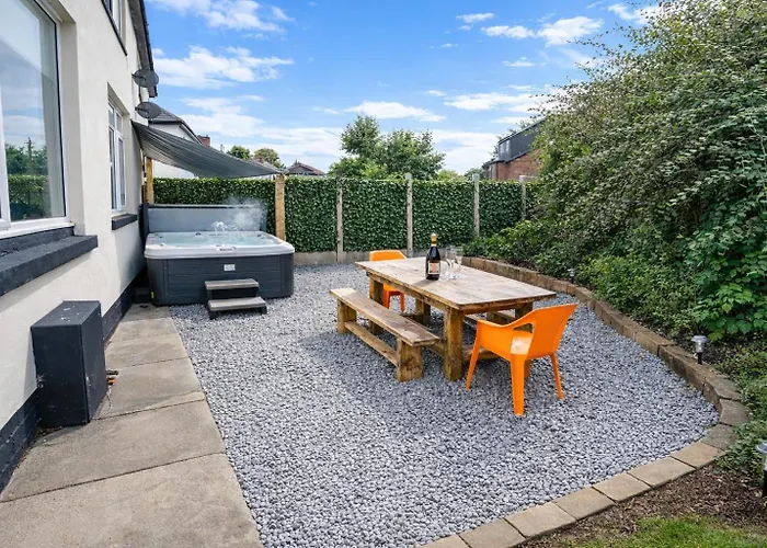 Stylish Hot Tub House With Free Parking! *
