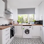 펜션 Stylish Hot Tub House With Free Parking! *