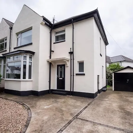 Stylish Hot Tub House With Free Parking! Holiday home York