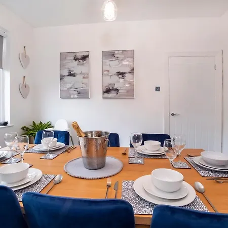 Stylish Hot Tub House With Free Parking! * يورك