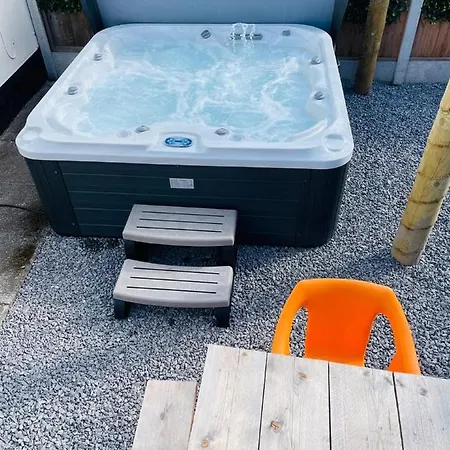 Stylish Hot Tub House With Free Parking! * 约克
