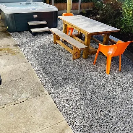 Stylish Hot Tub House With Free Parking! * 约克