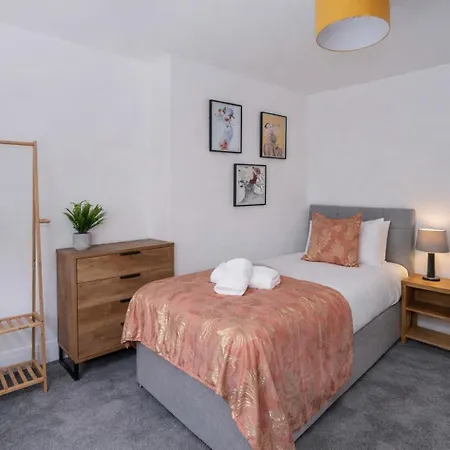 Stylish Hot Tub House With Free Parking!