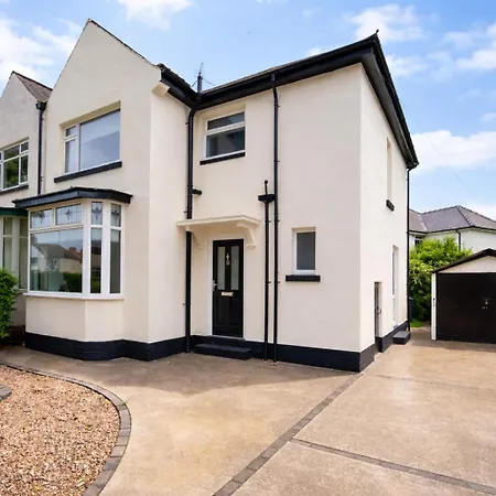 Stylish Hot Tub House With Free Parking! بيت للعطل *