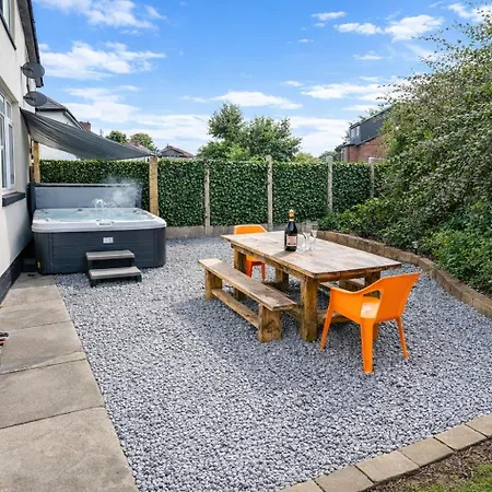 Stylish Hot Tub House With Free Parking! *