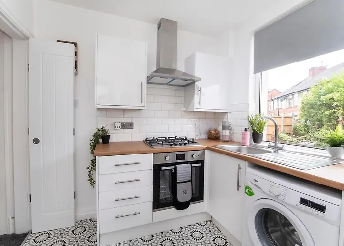 Stylish Hot Tub House With Free Parking!