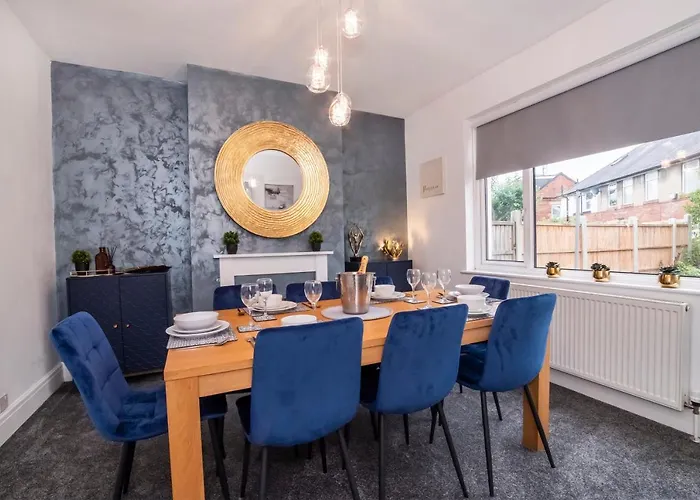 Hébergement de vacances Stylish Hot Tub House With Free Parking! *