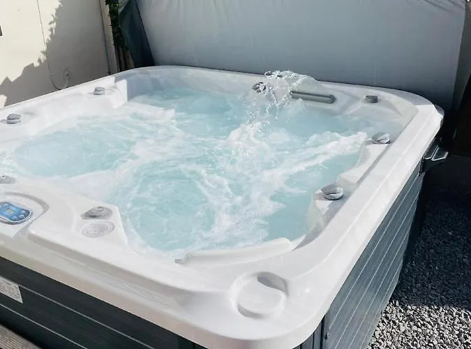 Hébergement de vacances Stylish Hot Tub House With Free Parking! York