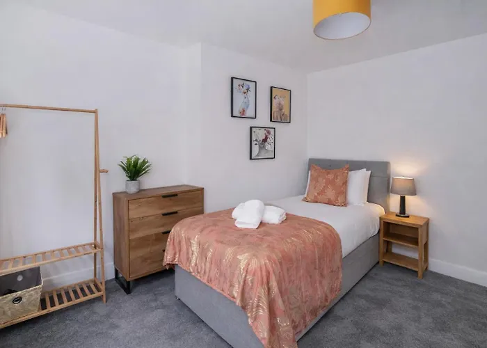 Stylish Hot Tub House With Free Parking!