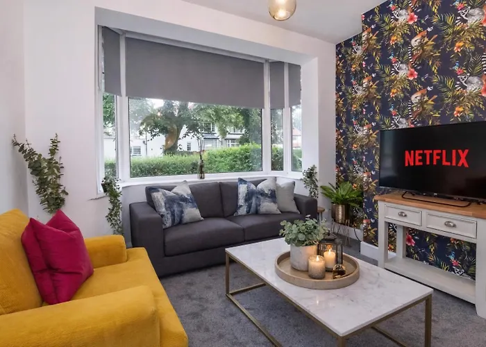 Stylish Hot Tub House With Free Parking! بيت للعطل