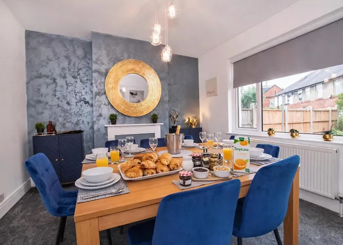 بيت للعطل Stylish Hot Tub House With Free Parking!