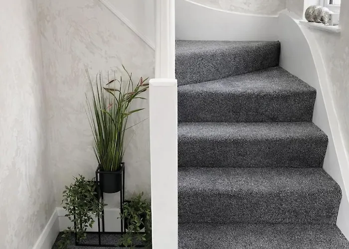 Stylish Hot Tub House With Free Parking! بيت للعطل