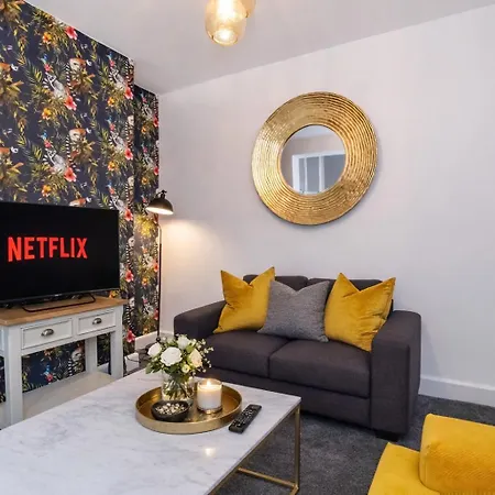 Stylish Hot Tub House With Free Parking! Holiday home York