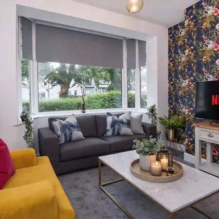 Stylish Hot Tub House With Free Parking! Holiday home