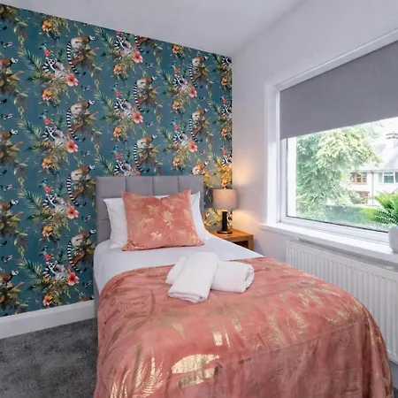 Stylish Hot Tub House With Free Parking! York
